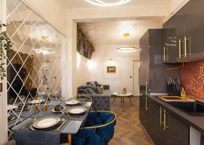 Royalty With Views On Calea Victoriei *