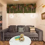 Royalty With Views On Calea Victoriei *