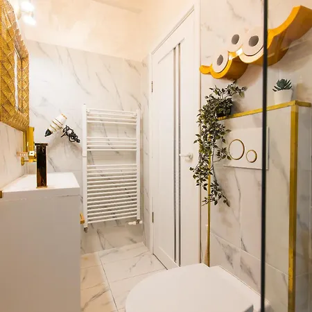 Royalty With Views On Calea Victoriei *