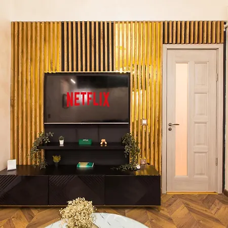 Daire Royalty With Views On Calea Victoriei Bükreş