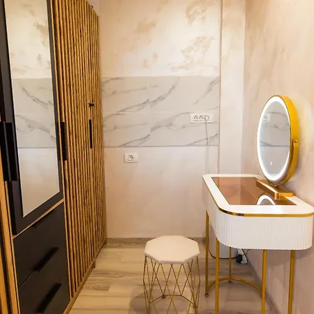 Royalty With Views On Calea Victoriei *