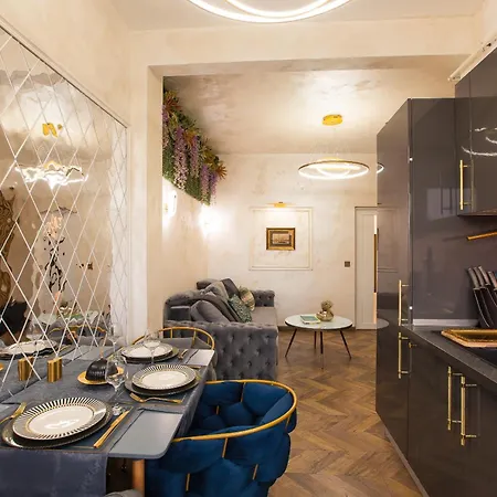 Royalty With Views On Calea Victoriei *