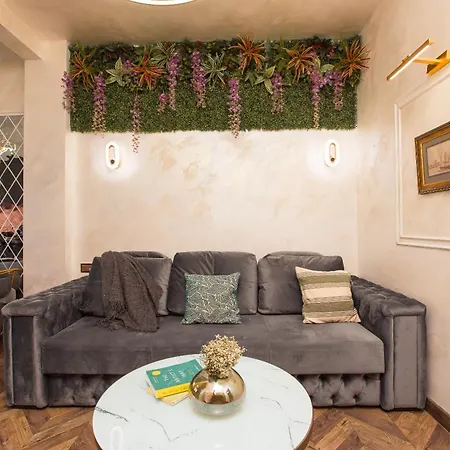 Royalty With Views On Calea Victoriei *