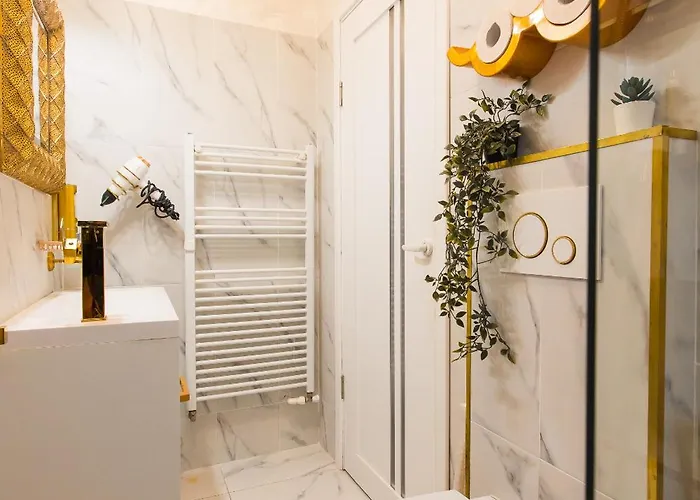 Royalty With Views On Calea Victoriei *