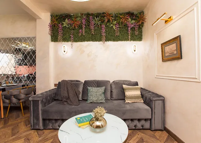 Royalty With Views On Calea Victoriei *